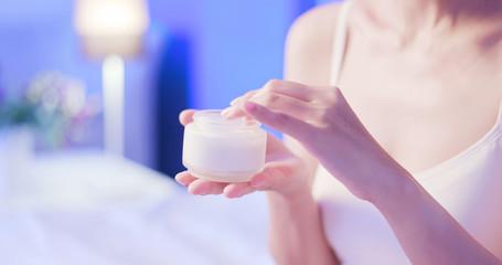 Get incredibly Smooth and Velvety skin by applying Night Creams